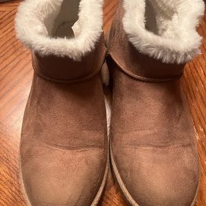 Tan fur boots ladies size 9 like new soft and comfy